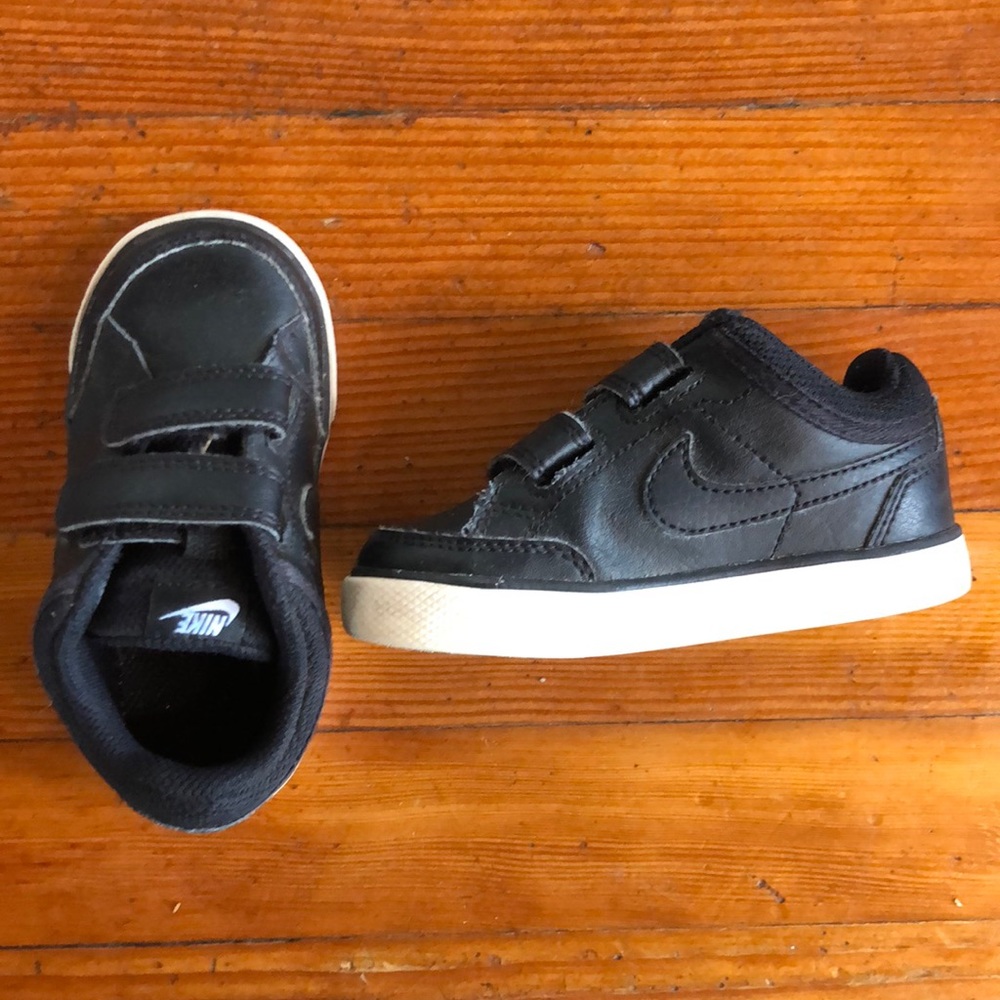 Toddler size 7c nike sneakers.